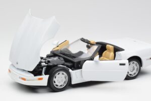 Chevrolet Corvette C4 Cabriolet White Maisto 1:18 32830 Diecast - image 2 of 8
