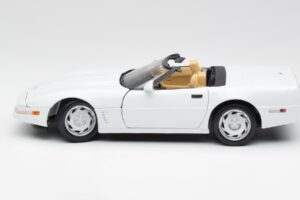 Chevrolet Corvette C4 Cabriolet White Maisto 1:18 32830 Diecast - image 4 of 8