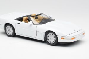 Chevrolet Corvette C4 Cabriolet White Maisto 1:18 32830 Diecast - image 6 of 8