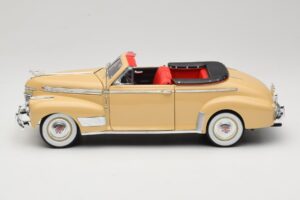 Chevrolet Deluxe Convertible Beige Eagle Collectibles 1:18 3022518 Diecast - image 4 of 8