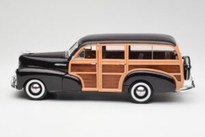 Chevrolet Fleetmaster Woody Brown Maisto 1:18 36854 Diecast - image 4 of 8