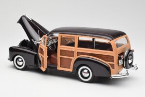 Chevrolet Fleetmaster Woody Brown Maisto 1:18 36854 Diecast - image 5 of 8