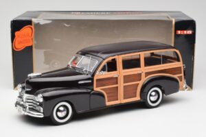 Chevrolet Fleetmaster Woody Brown Maisto 1:18 36854 Diecast - image 8 of 8