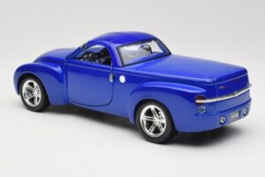 Chevrolet SSR Concept Blue Maisto 1:18 531612 Diecast - image 7 of 8