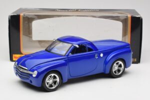 Chevrolet SSR Concept Blue Maisto 1:18 531612 Diecast - image 8 of 8