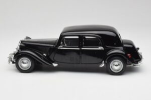 Citroen 15CV 6 Cyl Black Maisto 1:18 31821 Diecast - image 4 of 8