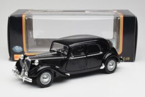 Citroen 15CV 6 Cyl Black Maisto 1:18 31821 Diecast - image 8 of 8