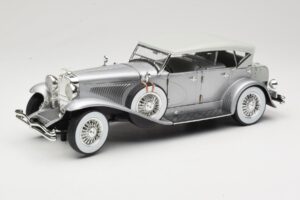 Duesenberg SJ Silver GreenLight 1:18 13525 Diecast
