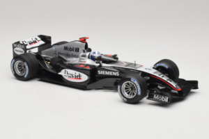 McLaren MP4/19 Mercedes D. Coulthard F1 2004 Minichamps 1:18 530041805 Diecast - image 4 of 7