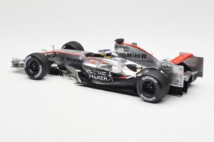 McLaren Mercedes MP4-21 P. de la Rosa F1 Showcar 2006 Minichamps 1:18 B66962346 Diecast - image 5 of 6