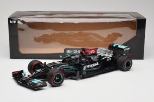 Mercedes AMG W12 Petronas #44 L. Hamilton Spanish GP 100th Pole 2021 Minichamps 1:18 110210444 Resin - image 7 of 7