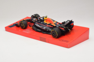 Red Bull Racing RB18 #1 M. Verstappen Oracle Winner Dutch GP 2022 Minichamps 1:18 113223501 Diecast - image 5 of 7