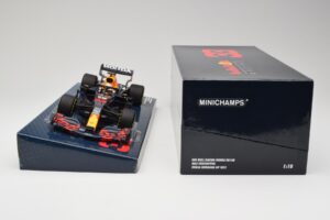 Red Bull Racing Honda RB16B #33 M. Verstappen Emilia Romagna GP 2021 Case Edition Minichamps 1:18 113210133 Resin - image 6 of 7