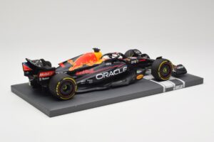 Oracle Red Bull Racing RB18 #33 M. Verstappen Belgian GP 2022 Minichamps 1:18 113221401 Resin - image 3 of 7