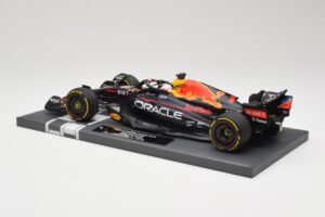 Oracle Red Bull Racing RB18 #33 M. Verstappen Belgian GP 2022 Minichamps 1:18 113221401 Resin - image 5 of 7