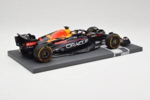 Oracle Red Bull Racing RB18 #33 M. Verstappen Mexican GP 2022 Minichamps 1:18 113222001 Resin - image 3 of 7