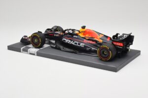 Oracle Red Bull Racing RB18 #33 M. Verstappen Mexican GP 2022 Minichamps 1:18 113222001 Resin - image 5 of 7