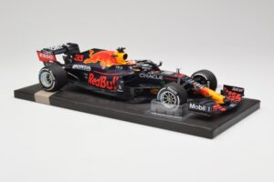 Red Bull RB16B #33 M. Verstappen Dutch GP Winner 2021 Minichamps 1:18 113212533 Diecast - image 4 of 7