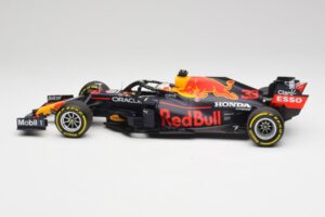 Red Bull RB16B #33 M. Verstappen Emilia Romagna GP Winner Mid Race Tyres 2021 Minichamps 1:18 110210133 Diecast - image 3 of 7
