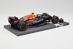 Red Bull RB18 Oracle #1 M. Verstappen Abu Dhabi GP 2022 Winner Minichamps 1:18 113222201 Resin - image 3 of 7