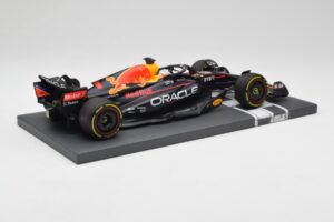 Red Bull RB18 Oracle #1 M. Verstappen US GP 2022 Winner Minichamps 1:18 113221901 Resin - image 3 of 7