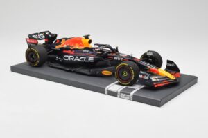 Red Bull RB18 Oracle #1 M. Verstappen US GP 2022 Winner Minichamps 1:18 113221901 Resin - image 4 of 7