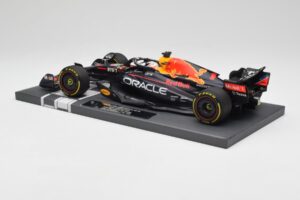 Red Bull RB18 Oracle #1 M. Verstappen US GP 2022 Winner Minichamps 1:18 113221901 Resin - image 5 of 7