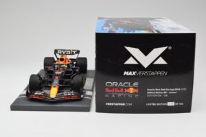 Red Bull RB18 Oracle #1 M. Verstappen US GP 2022 Winner Minichamps 1:18 113221901 Resin - image 6 of 7