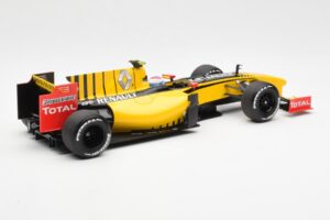 Renault F1 Team R30 #11 V. Petrov Showcar F1 2010 Minichamps 1:18 150100082 Diecast - image 2 of 6