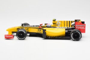Renault F1 Team R30 #11 V. Petrov Showcar F1 2010 Minichamps 1:18 150100082 Diecast - image 3 of 6