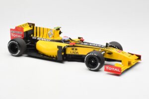 Renault F1 Team R30 #11 V. Petrov Showcar F1 2010 Minichamps 1:18 150100082 Diecast - image 4 of 6
