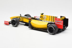 Renault F1 Team R30 #11 V. Petrov Showcar F1 2010 Minichamps 1:18 150100082 Diecast - image 5 of 6