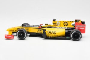 Renault R30 R. Kubica / V. Petrov F1 Showcar 2010 Minichamps 1:18 7711428831 Diecast - image 3 of 6