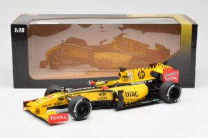 Renault R30 R. Kubica / V. Petrov F1 Showcar 2010 Minichamps 1:18 7711428831 Diecast - image 6 of 6