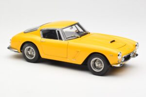 Ferrari 250 GT SWB Yellow CMC 1:18 M-054 Diecast - image 4 of 6