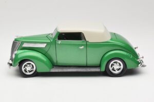 Ford Convertible Green Road Signature 1:18 92239 Diecast - image 4 of 8