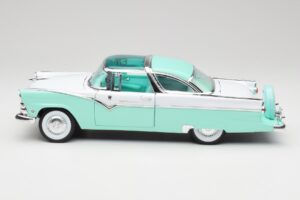 Ford Crown Victoria Seafoam Green & White Road Legends 1:18 92138 Diecast - image 3 of 7