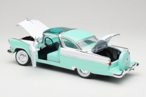Ford Crown Victoria Seafoam Green & White Road Legends 1:18 92138 Diecast - image 4 of 7