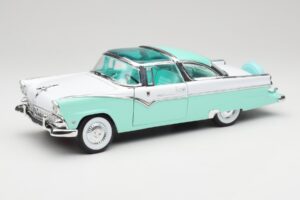 Ford Crown Victoria Seafoam Green & White Road Legends 1:18 92138 Diecast