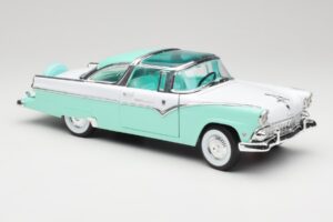 Ford Crown Victoria Seafoam Green & White Road Legends 1:18 92138 Diecast - image 5 of 7