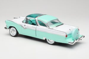 Ford Crown Victoria Seafoam Green & White Road Legends 1:18 92138 Diecast - image 6 of 7