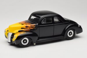 Ford Deluxe Hot Rod Black Universal Hobbies 1:18 6002 Diecast