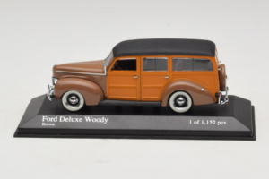 Ford DeLuxe Woody Station Wagon Brown Minichamps 1:43 400082111 Diecast