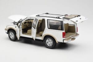 Ford Expedition Eddie Bauer White UT Models 1:18 22712 Diecast - image 5 of 8