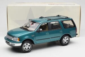 Ford Expedition XLT Green Metallic UT Models 1:18 22717 Diecast - image 8 of 8