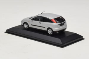Ford Focus Mk1 3-Door Silver Minichamps 1:43 FOCUS005 Diecast - image 3 of 5