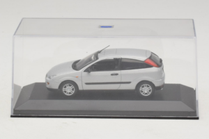 Ford Focus Mk1 3-Door Silver Minichamps 1:43 FOCUS005 Diecast - image 4 of 5