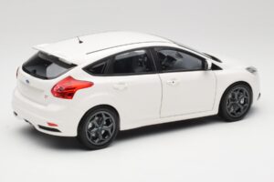 Ford Focus ST Mk2 White Minichamps 1:18 110082004 Diecast - image 3 of 8