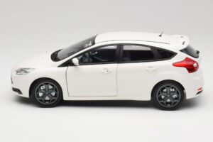 Ford Focus ST Mk2 White Minichamps 1:18 110082004 Diecast - image 4 of 8