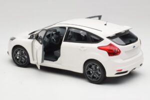 Ford Focus ST Mk2 White Minichamps 1:18 110082004 Diecast - image 5 of 8